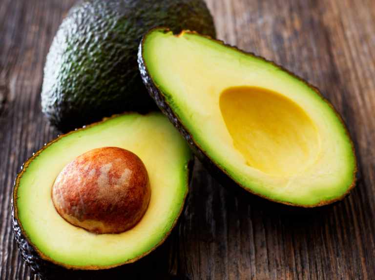 UN FRUTTO TROPICALE CHE NON DEVE MANCARE, L’AVOCADO